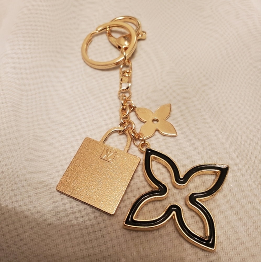 ♣️CLOVER MONOGRAM FLEUR & QUATREFOIL w/ BAG CHARM  - PURSE KEY CHAIN/BAG CHARM - Picture 2 of 4